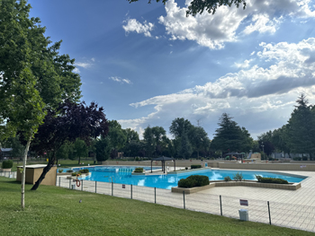 El nuevo gobierno de Sanse decide bajar el precio de las piscinas